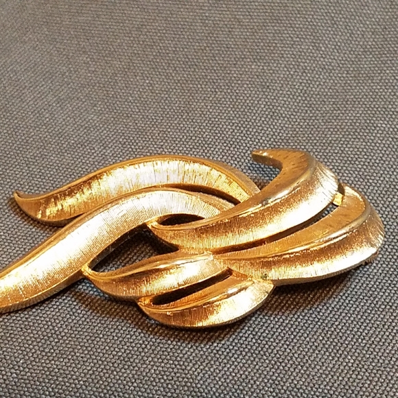 VTG Crown Trifari gold abstract brooch - Picture 6 of 7